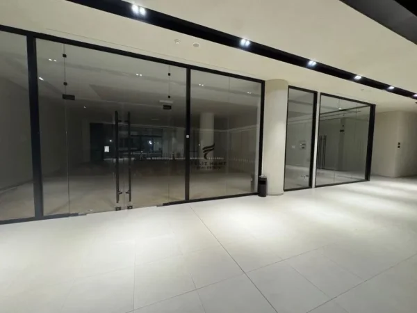 Tirane, jepet me qera ambjent biznesi Kati 1, 340 m² 5.000 € (MINE PEZA)