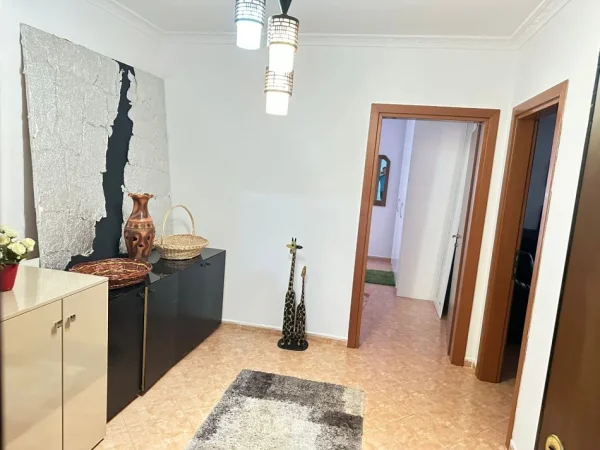 Tirane, jepet me qera apartament 2+1 Kati 3, 680 € (Zogu i Zi)