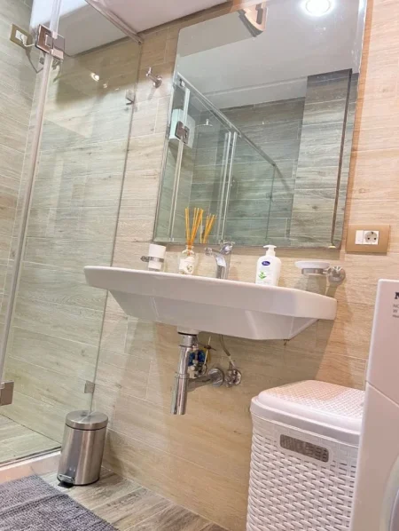 Tirane, jepet me qera apartament 2+1 Kati 1, 96 m² 1.000 € (qender)