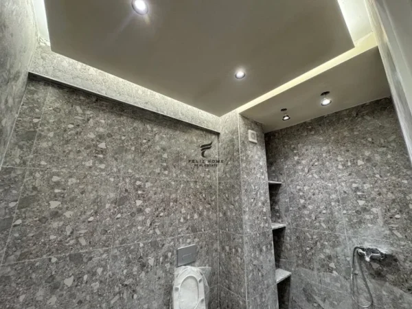 Tirane, jepet me qera zyre Kati 2, 80 m² 450 € (ASTIR)