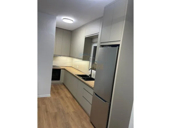 Tirane, jepet me qera apartament 2+1 Kati 6, 100 m² 800 € (Xhamlliku)