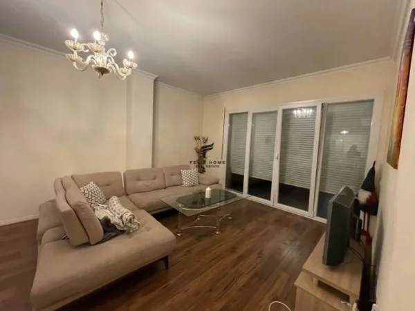 Tirane, jepet me qera apartament 2+1 Kati 8, 140 m² 1.000 € (ZOGU I ZI)