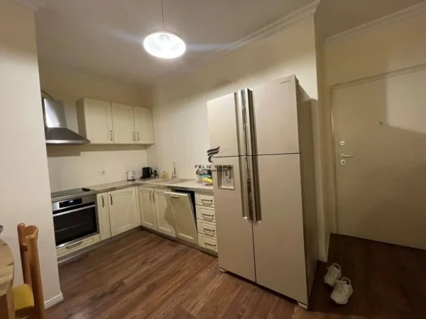 Tirane, jepet me qera apartament 2+1 Kati 8, 140 m² 1.000 € (ZOGU I ZI)