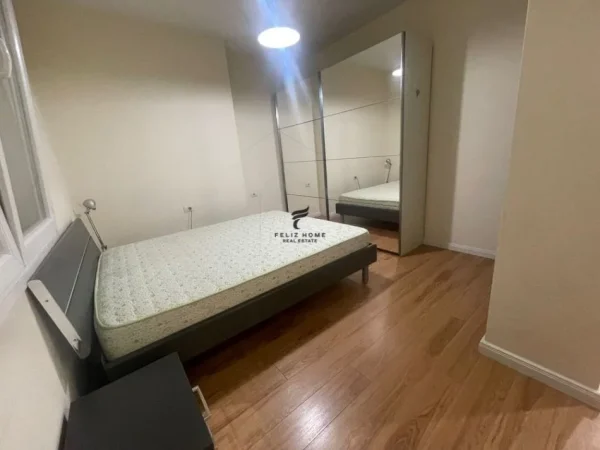 Tirane, jepet me qera apartament 2+1 Kati 8, 140 m² 1.000 € (ZOGU I ZI)