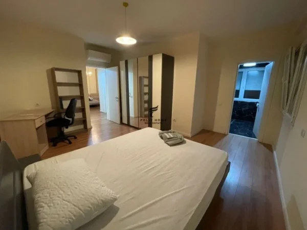 Tirane, jepet me qera apartament 2+1 Kati 8, 140 m² 1.000 € (ZOGU I ZI)