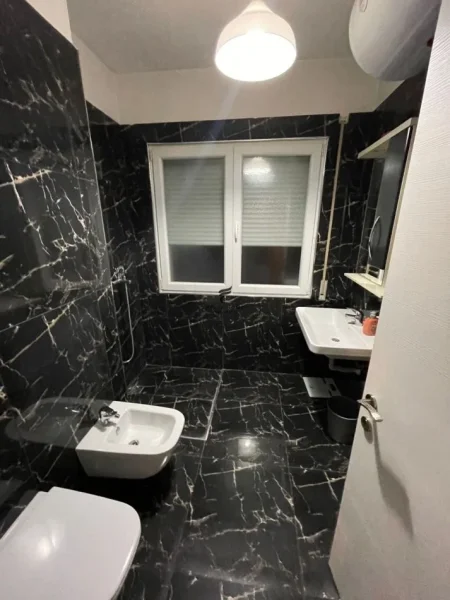 Tirane, jepet me qera apartament 2+1 Kati 8, 140 m² 1.000 € (ZOGU I ZI)