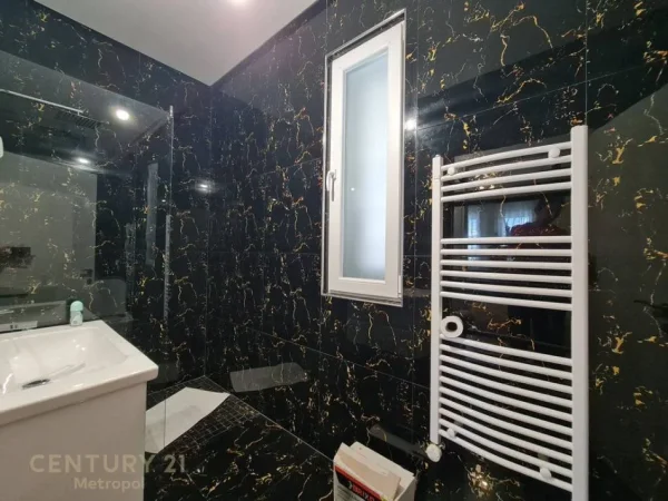 Tirane, jepet me qera apartament 2+1 Kati 3, 120 m² 700 € (Spitali Amerikan 3)