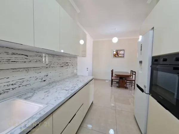 Tirane, jepet me qera apartament 2+1 Kati 3, 120 m² 700 € (Spitali Amerikan 3)