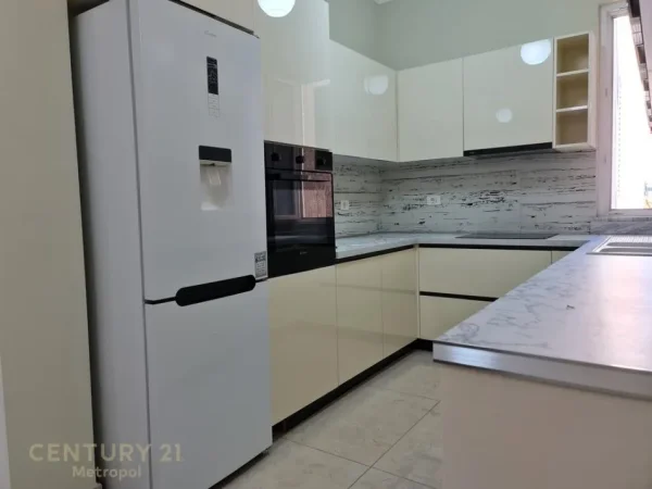 Tirane, jepet me qera apartament 2+1 Kati 3, 120 m² 700 € (Spitali Amerikan 3)