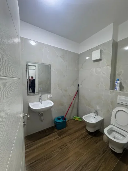 Tirane, jepet me qera apartament 1+1+Ballkon Kati 8, 90 m² 500 € (Rruga Sadik Petrela)