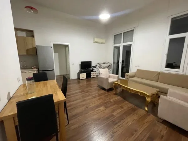 Tirane, jepet me qera apartament 2+1 Kati 8, 110 m² 900 € (ZOGU I ZI)