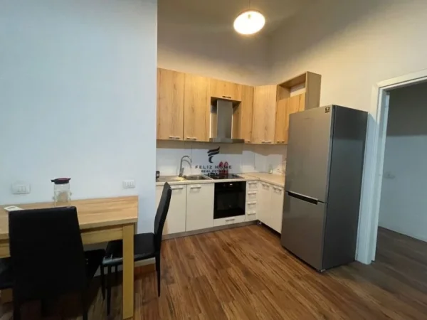 Tirane, jepet me qera apartament 2+1 Kati 8, 110 m² 900 € (ZOGU I ZI)