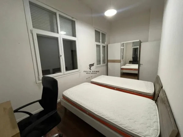 Tirane, jepet me qera apartament 2+1 Kati 8, 110 m² 900 € (ZOGU I ZI)