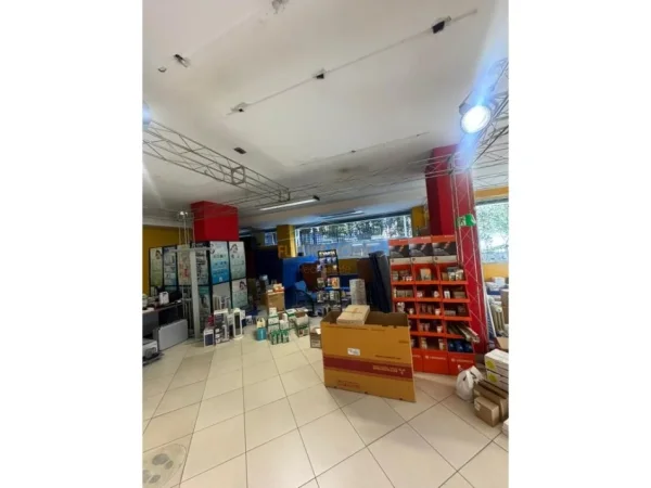 Tirane, jepet me qera ambjent biznesi Kati 1, 138 m² 2.700 € (BULEVARDI ZHAN DARK)