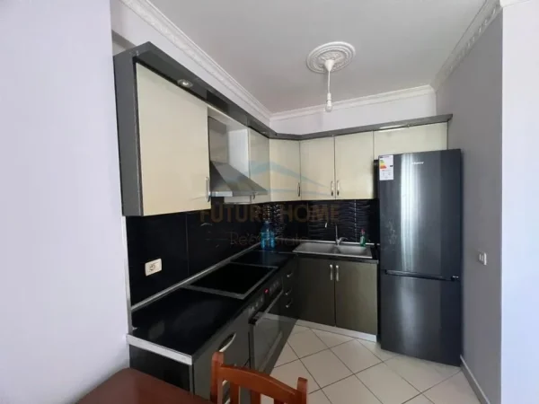 Tirane, jepet me qera apartament 2+1 Kati 3, 85 m² 600 € (Rruga Petrela prane Bulevardit te Ri)