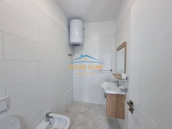 Tirane, jepet me qera apartament 2+1+Ballkon Kati 4, 93 m² 750 € (Kompleksi Erli)