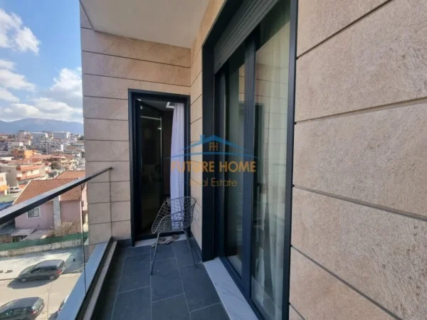 Tirane, jepet me qera apartament 2+1+Ballkon Kati 4, 93 m² 750 € (Kompleksi Erli)