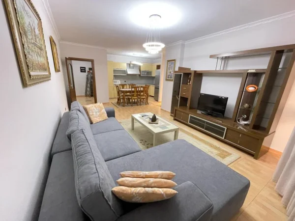 Tirane, jepet me qera apartament 2+1 Kati 5, 800 €