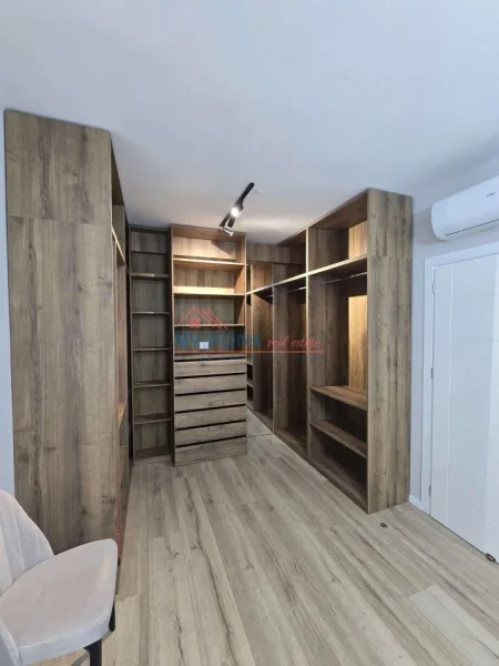 Tirane, shitet apartament 2+1+Ballkon Kati 4, 103 m² 280.000 € (Rruga Xhanfize Keko)