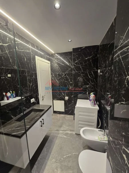 Tirane, shitet apartament 2+1+Ballkon Kati 4, 103 m² 280.000 € (Rruga Xhanfize Keko)