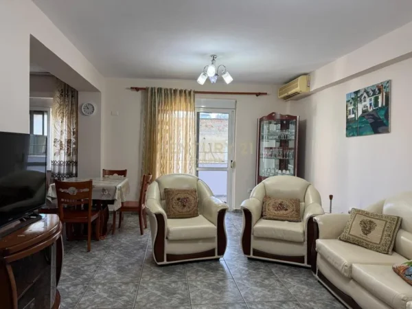 Tirane, jepet me qera apartament 1+1 Kati 4, 94 m² 600 € (Blloku)