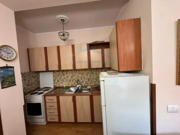 Tirane, jepet me qera apartament 1+1 Kati 2, 70 m² 500 € (ALIDEMI , Ngjitur me Fushen)