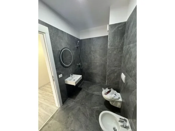 Tirane, jepet me qera zyre Kati 5, 500 € (Bulevardi i Ri)