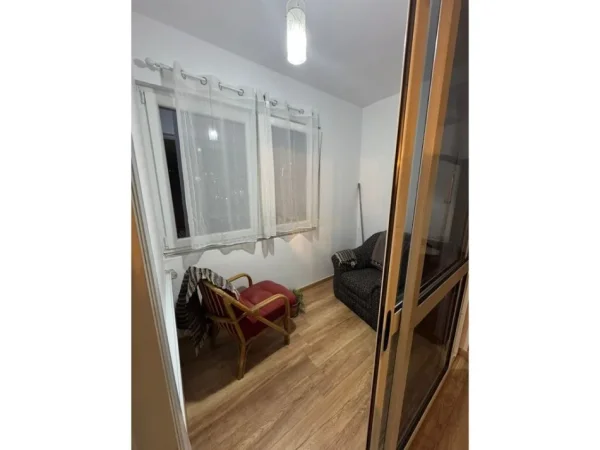 Tirane, jepet me qera apartament 1+1 Kati 1, 60 m² 500 € (Ish Nshraku)