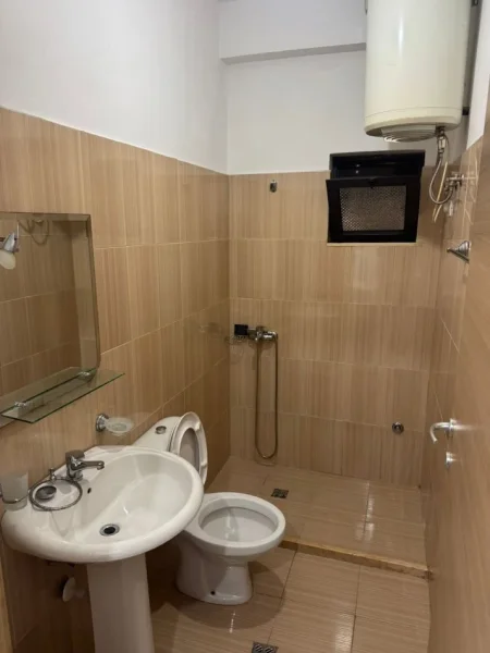 Tirane, jepet me qera Vile 1+1+Ballkon Kati 2, 60 m² 400 € (Porcelan/Rr.Leandro Zoto)
