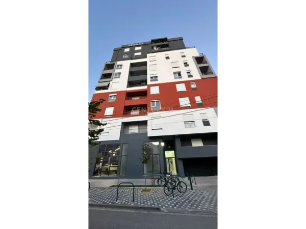 Tirane, jepet me qera apartament 1+1 Kati 3, 600 € (Rruga 5 Maji)