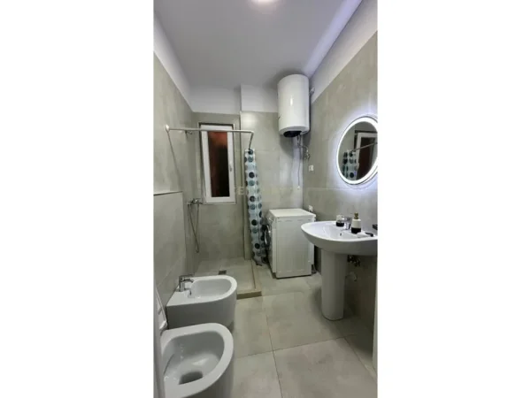Tirane, jepet me qera apartament 1+1 Kati 3, 600 € (Rruga 5 Maji)