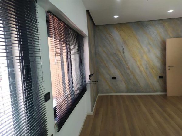 Tirane, jepet me qera zyre Kati 3, 80 m² 800 € (BLLOKU)