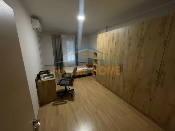 Tirane, jepet me qera apartament 2+1 Kati 2, 118 m² 650 € (kopshti botanik)
