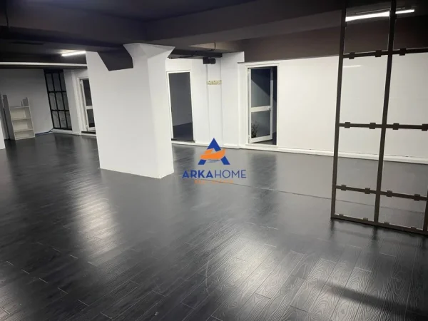 Tirane, jepet me qera ambjent biznesi Kati 1, 350 m² 4.000 € 