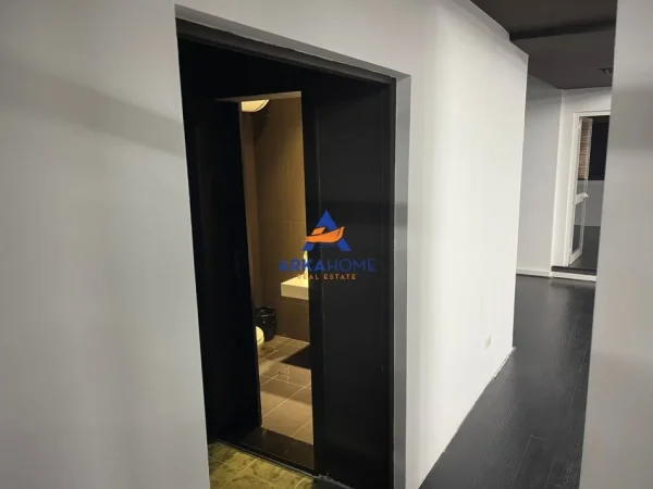 Tirane, jepet me qera ambjent biznesi Kati 1, 350 m² 4.000 € 