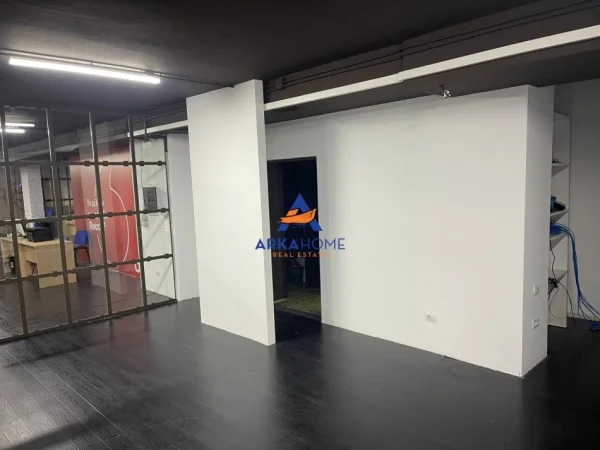 Tirane, jepet me qera ambjent biznesi Kati 1, 350 m² 4.000 € 