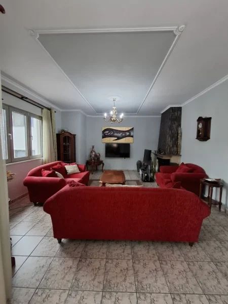 jepet me qera Vile 3+1+Ballkon Kati 0, 700 m² 800 € (rruga todi shkurti)