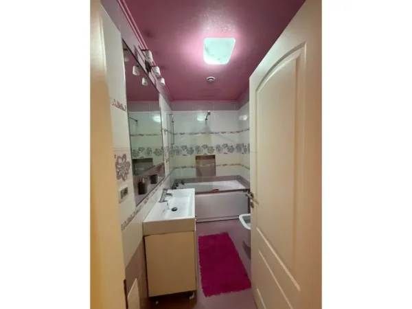 Tirane, jepet me qera apartament 3+1+Ballkon Kati 8, 153 m² 800 € (Astir)