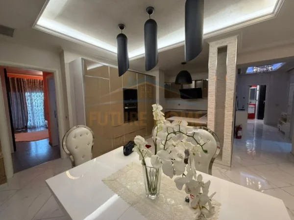 Tirane, jepet me qera apartament 3+1+Ballkon Kati 8, 153 m² 800 € (Astir)