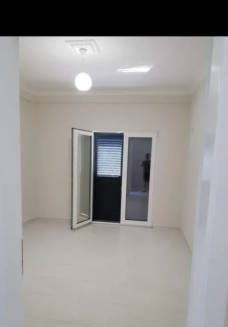 Tirane, jepet me qera apartament 3+1 Kati 2, 140 m² 500 € (qyteti studenti)