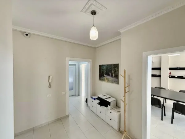 Tirane, jepet me qera apartament 3+1 Kati 2, 140 m² 500 € (qyteti studenti)