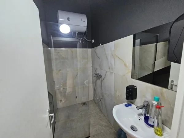 Tirane, jepet me qera ambjent biznesi Kati 0, 215 m² 3.000 € (Qender)