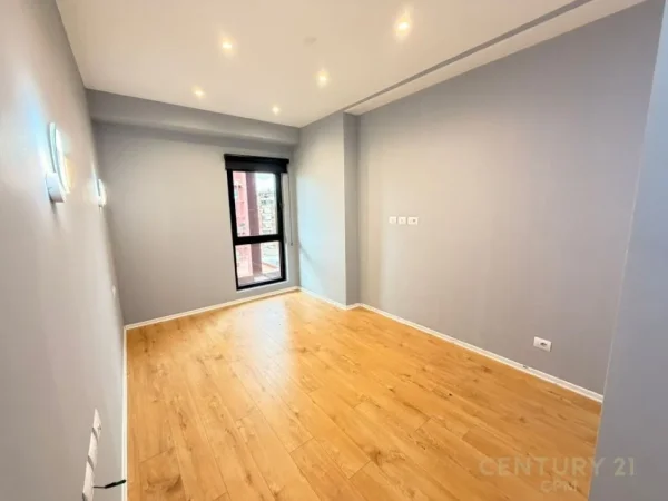 Tirane, jepet me qera zyre Kati 7, 110 m² 1.000 € (Rruga e Kavajes)
