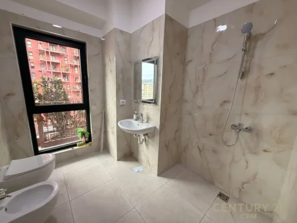 Tirane, jepet me qera zyre Kati 7, 110 m² 1.000 € (Rruga e Kavajes)