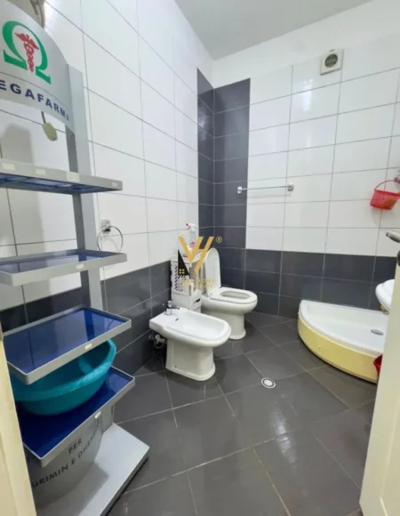 Tirane, jepet me qera ambjent biznesi, klinike dentare, Kati 1, 60 m² 800 € (TREGU ELEKTRIK)