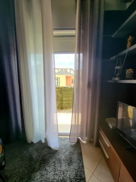 Tirane, jepet me qera apartament 1+1 , 75 m² 500 € (Ali Demi)