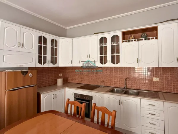 Vlore, jepet me qera apartament 1+1+Ballkon Kati 9, 50 m² 600 € (VLORE)