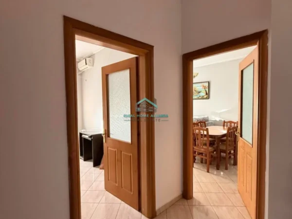 Vlore, jepet me qera apartament 1+1+Ballkon Kati 9, 50 m² 600 € (VLORE)