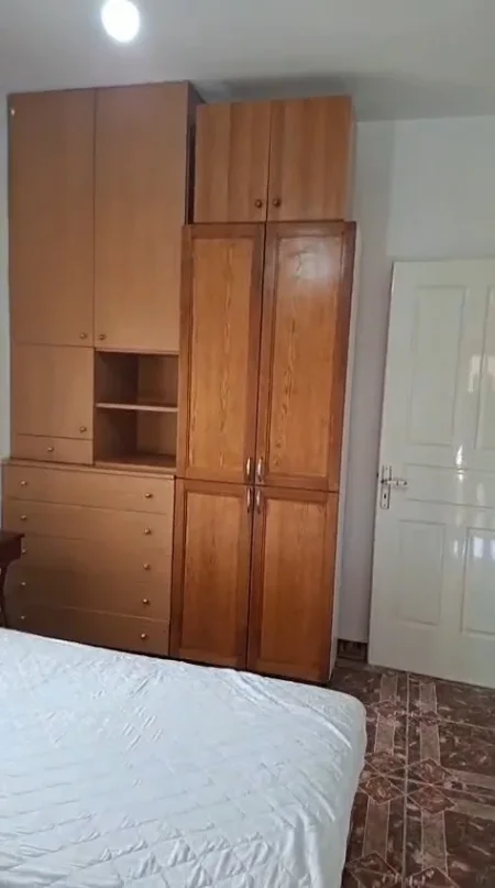 Tirane, jepet me qera apartament 1+1+Ballkon Kati 3, 40 m² 300 € (Hamdi Sulcebe)