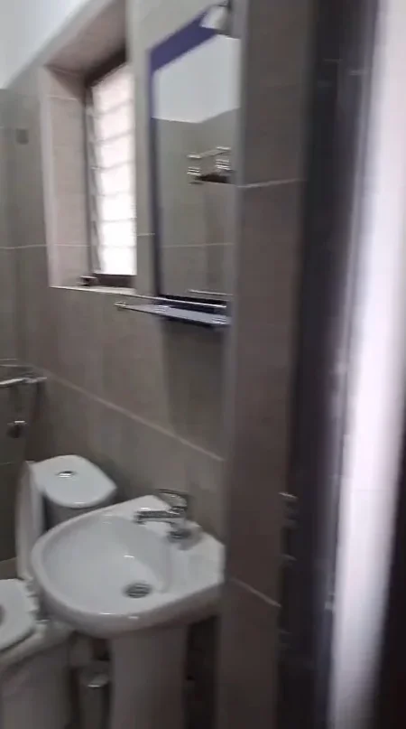 Tirane, jepet me qera apartament 1+1+Ballkon Kati 3, 40 m² 300 € (Hamdi Sulcebe)